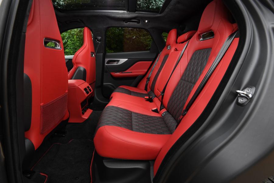 Интерьер Jaguar F-Pace SVR 2019 года  (UK) (фото 8 из 17)